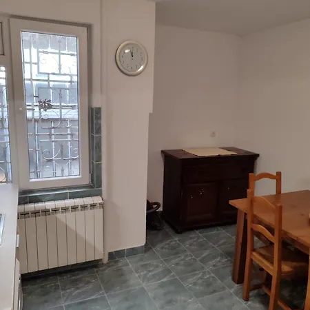 Apartment Parliament *